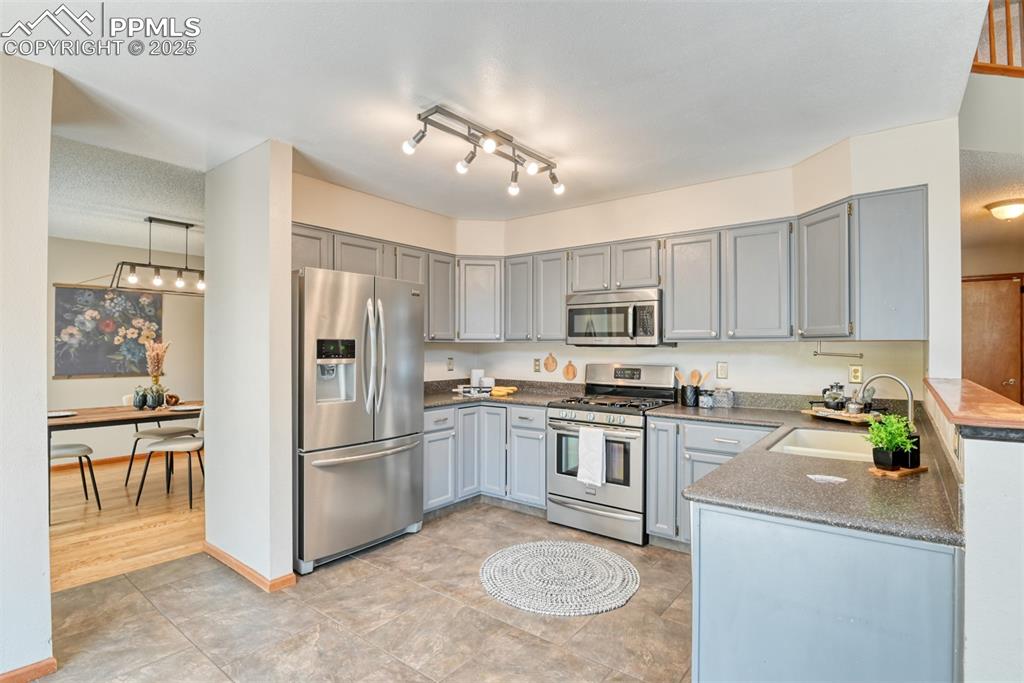 Image 12 of 49: Kitchen