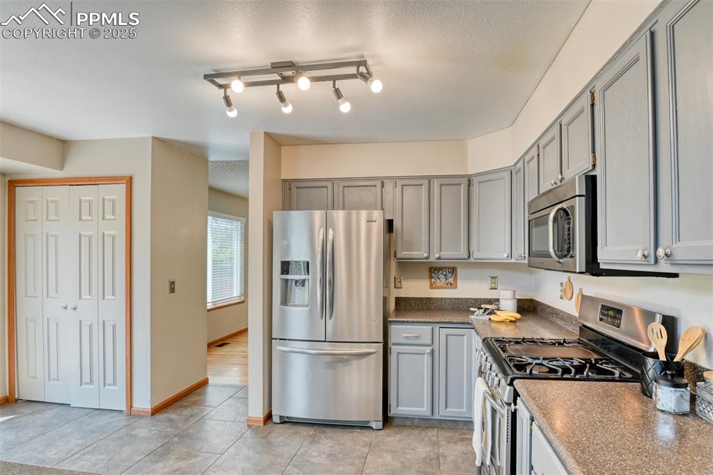 Image 13 of 49: Kitchen