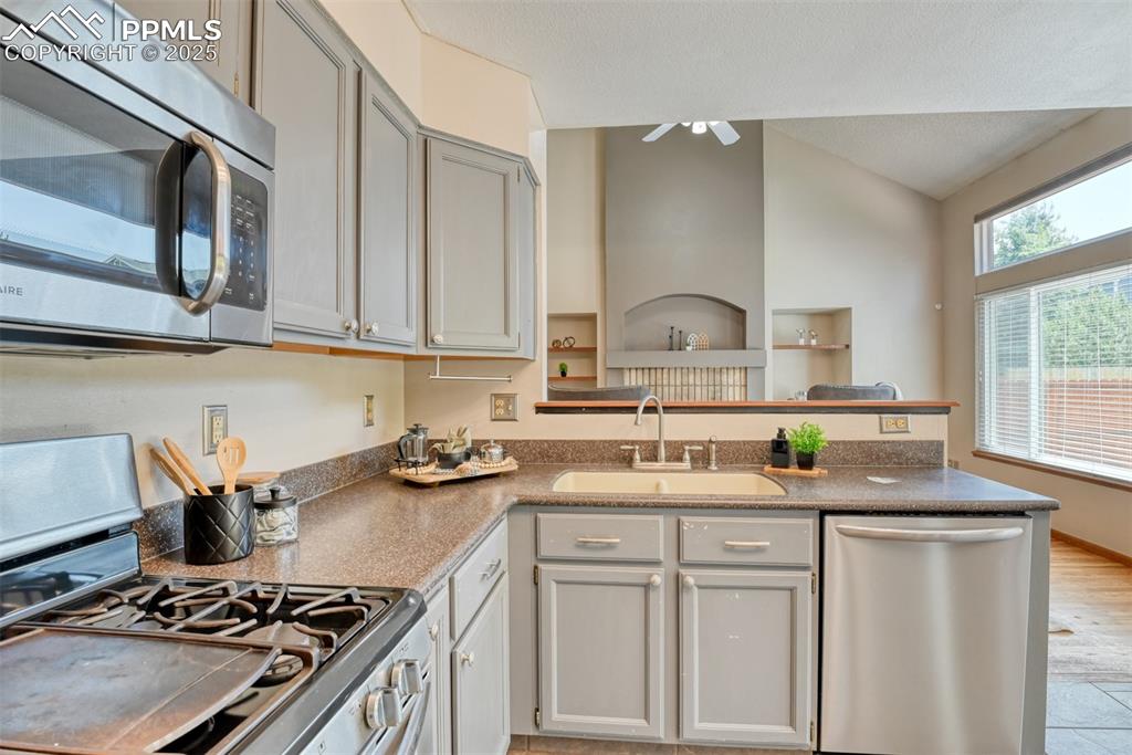 Image 15 of 49: Kitchen