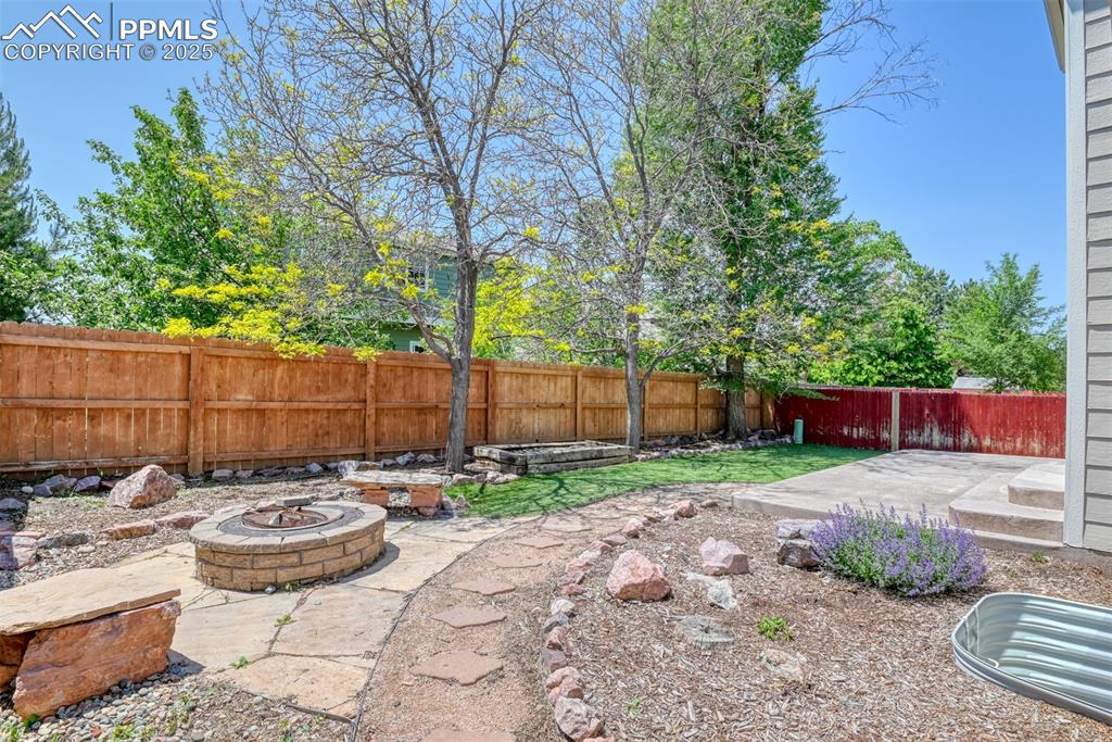 Image 42 of 49: Yard