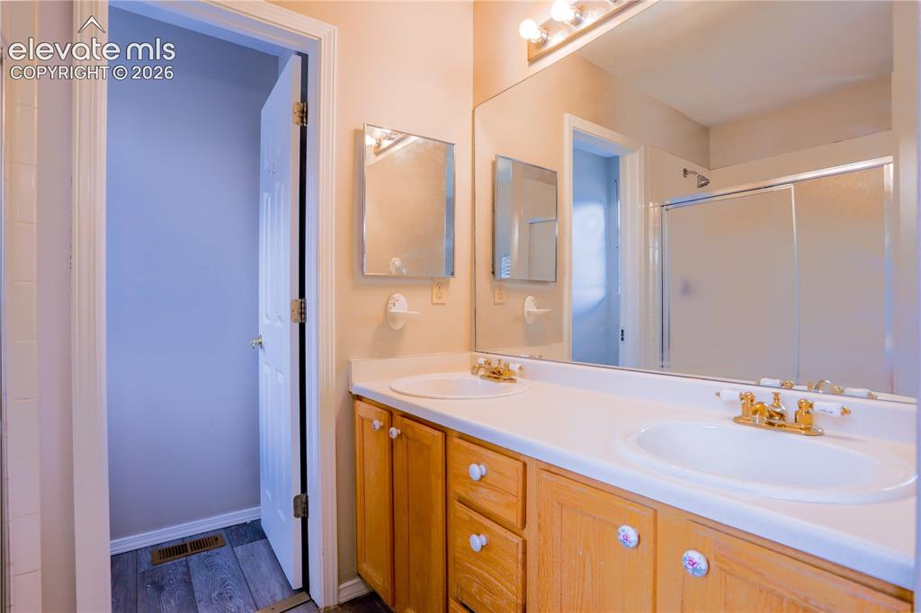 Image 19 of 39: Bathroom