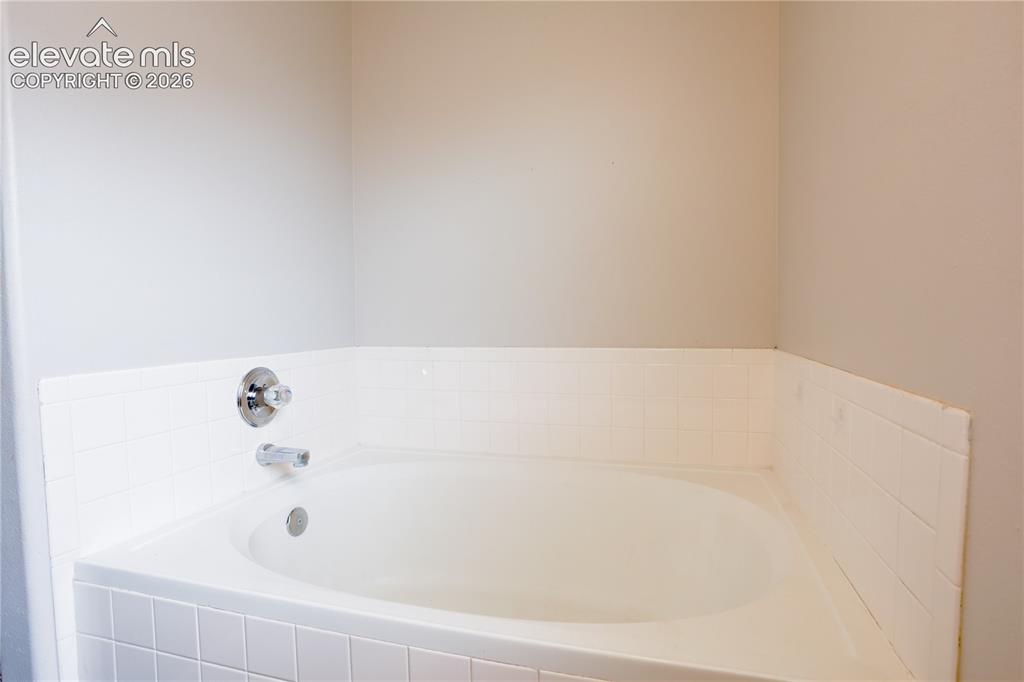 Image 20 of 39: Bathroom