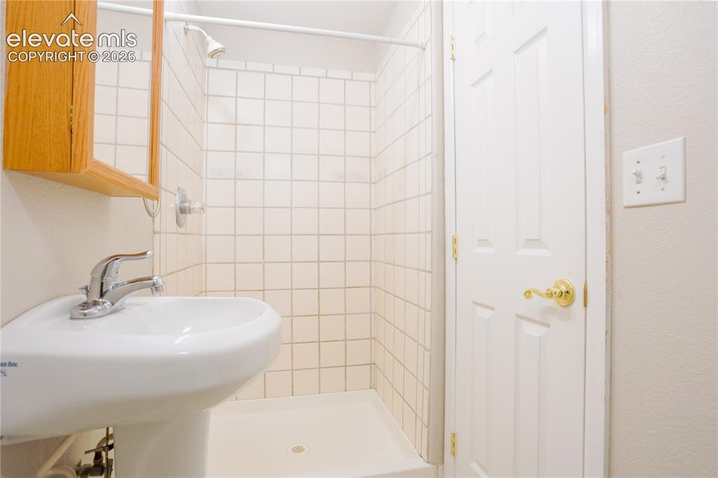 Image 33 of 39: Bathroom