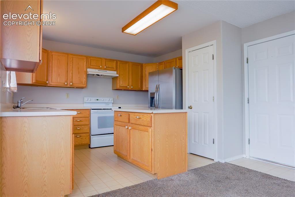 Image 6 of 39: Kitchen