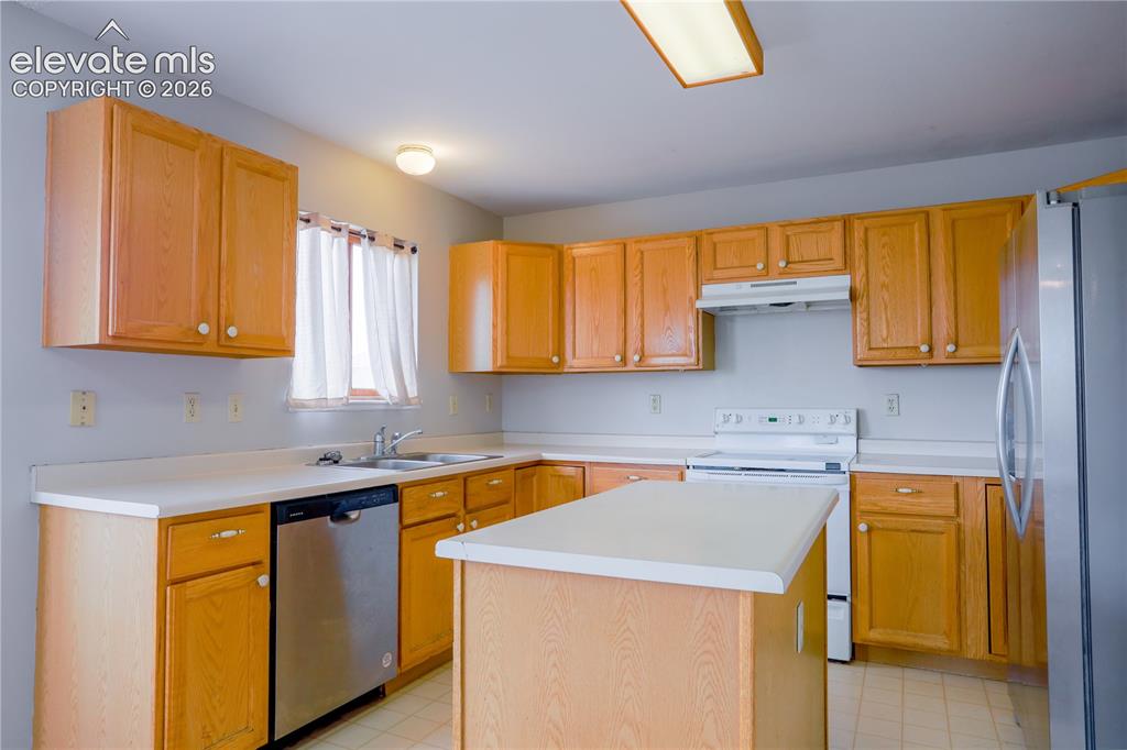 Image 7 of 39: Kitchen