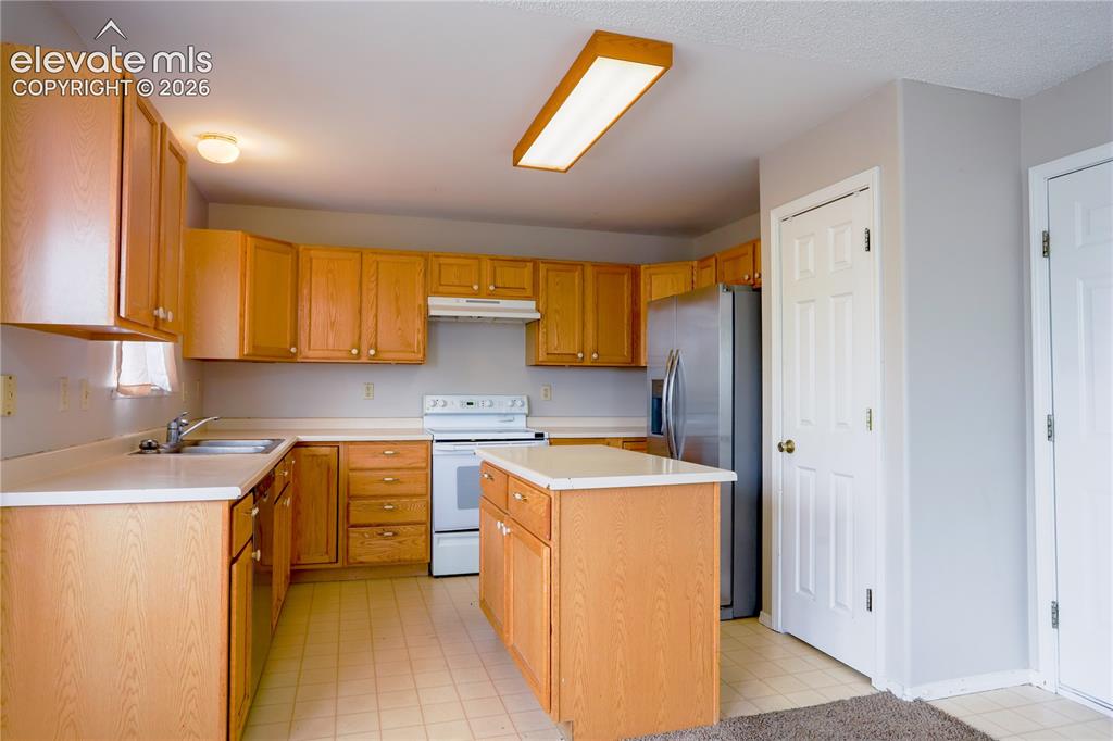Image 8 of 39: Kitchen