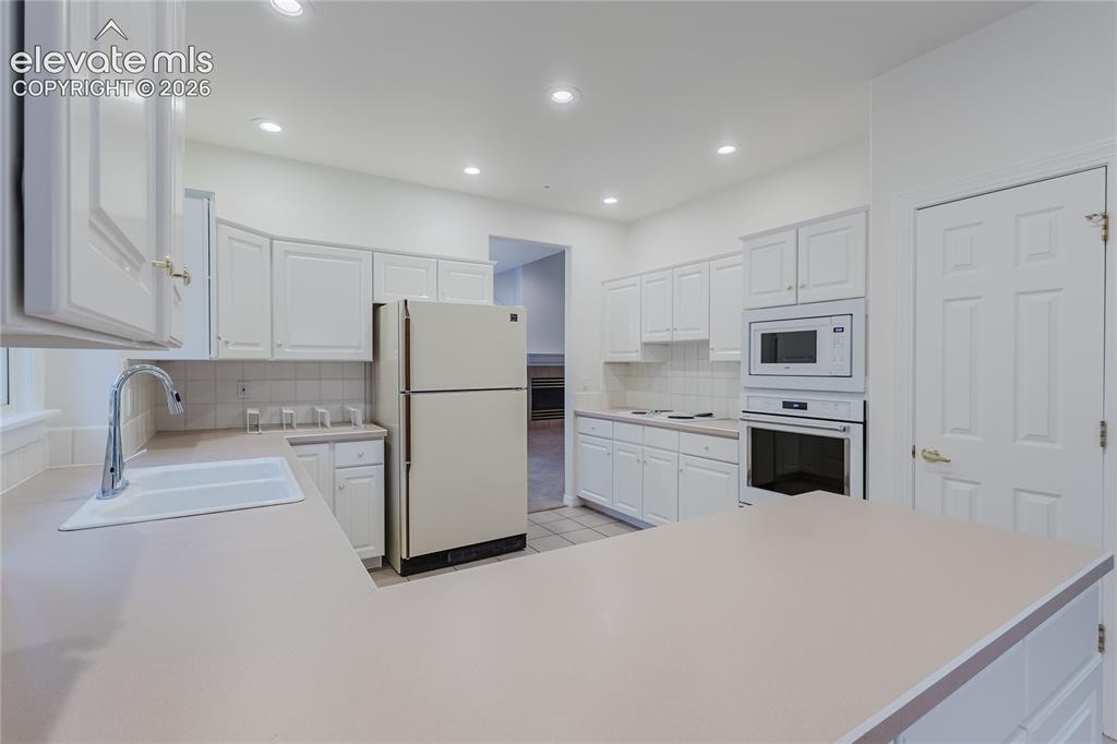 Image 13 of 48: Kitchen