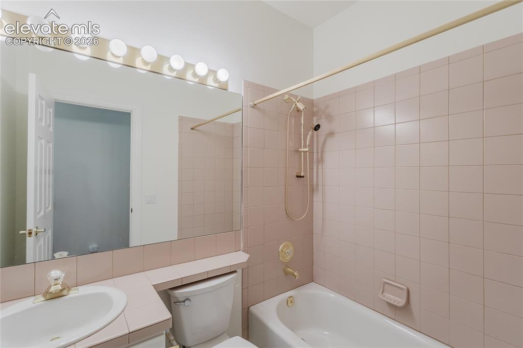 Image 22 of 48: Bathroom