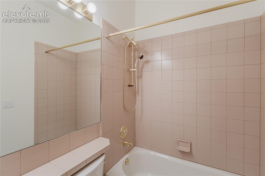 Image 23 of 48: Bathroom