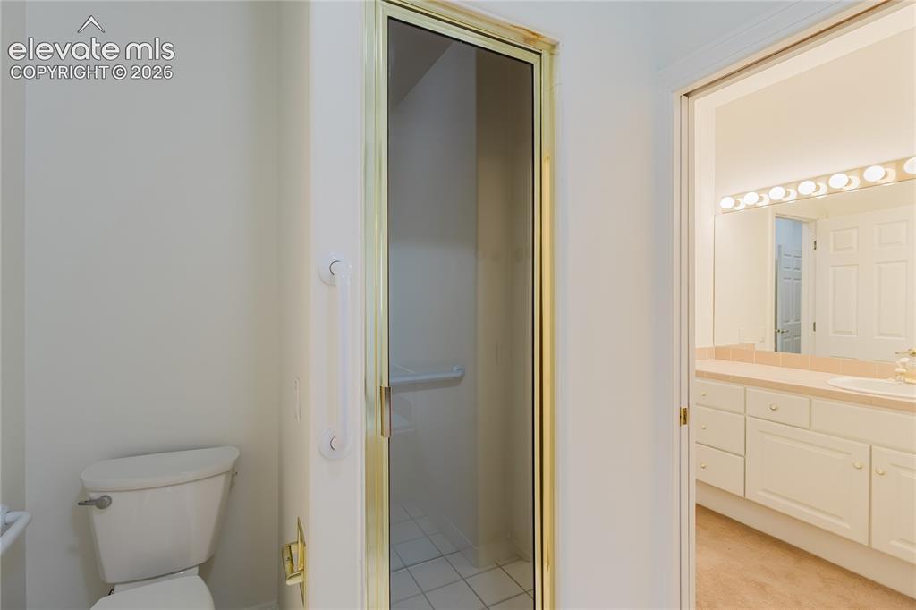 Image 31 of 48: Bathroom