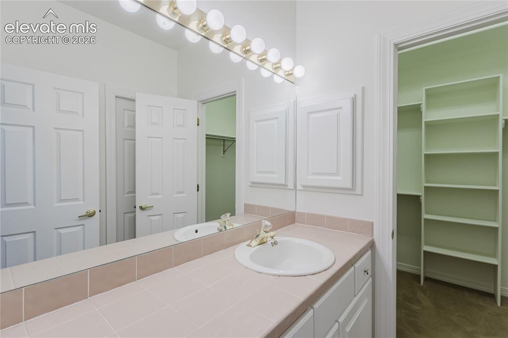 Image 32 of 48: Bathroom