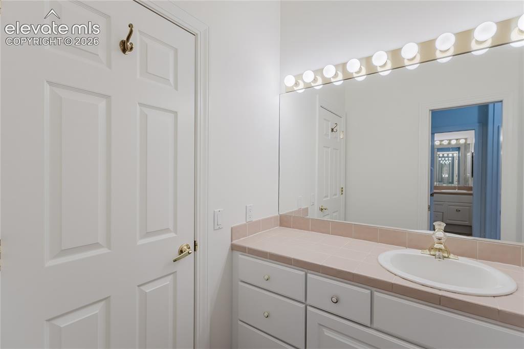 Image 33 of 48: Bathroom