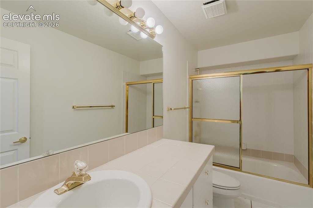 Image 41 of 48: Bathroom