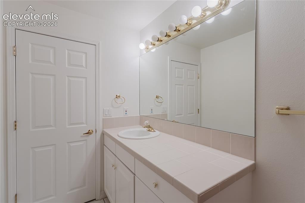 Image 42 of 48: Bathroom