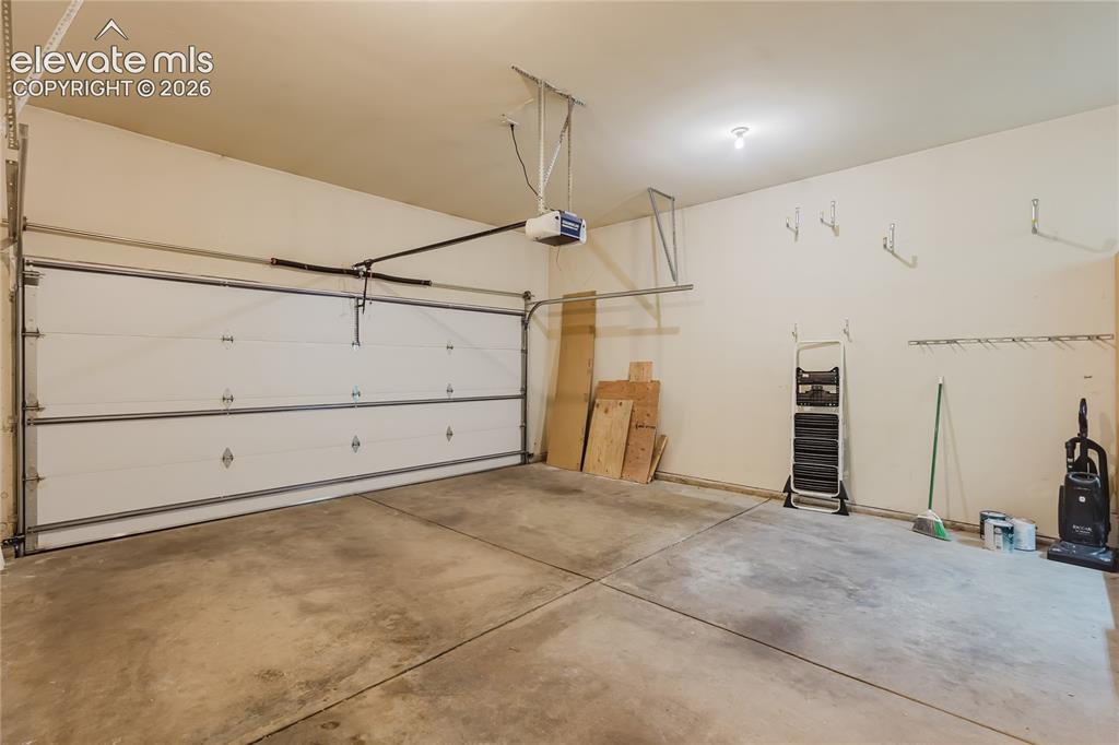 Image 46 of 48: Garage