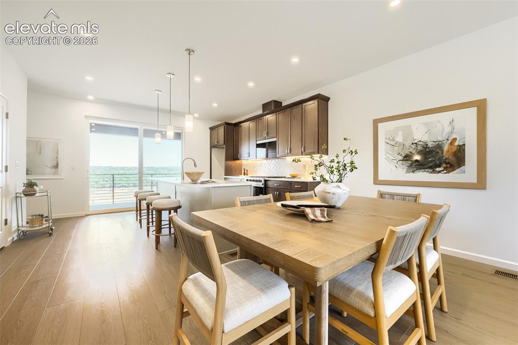 Image 10 of 25: Dining Area