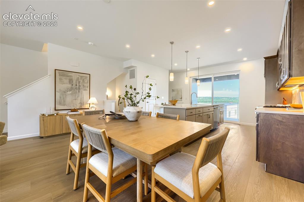Image 11 of 25: Dining Area