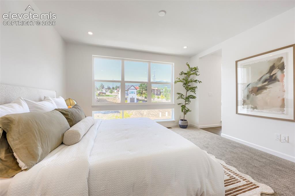 Image 16 of 25: Bedroom