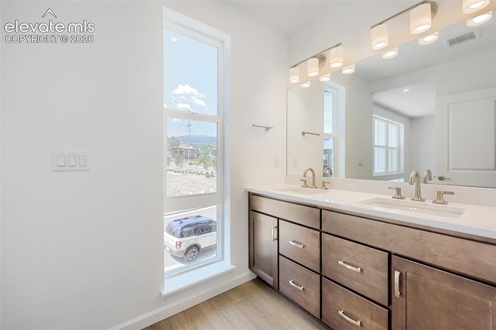 Image 18 of 25: Bathroom