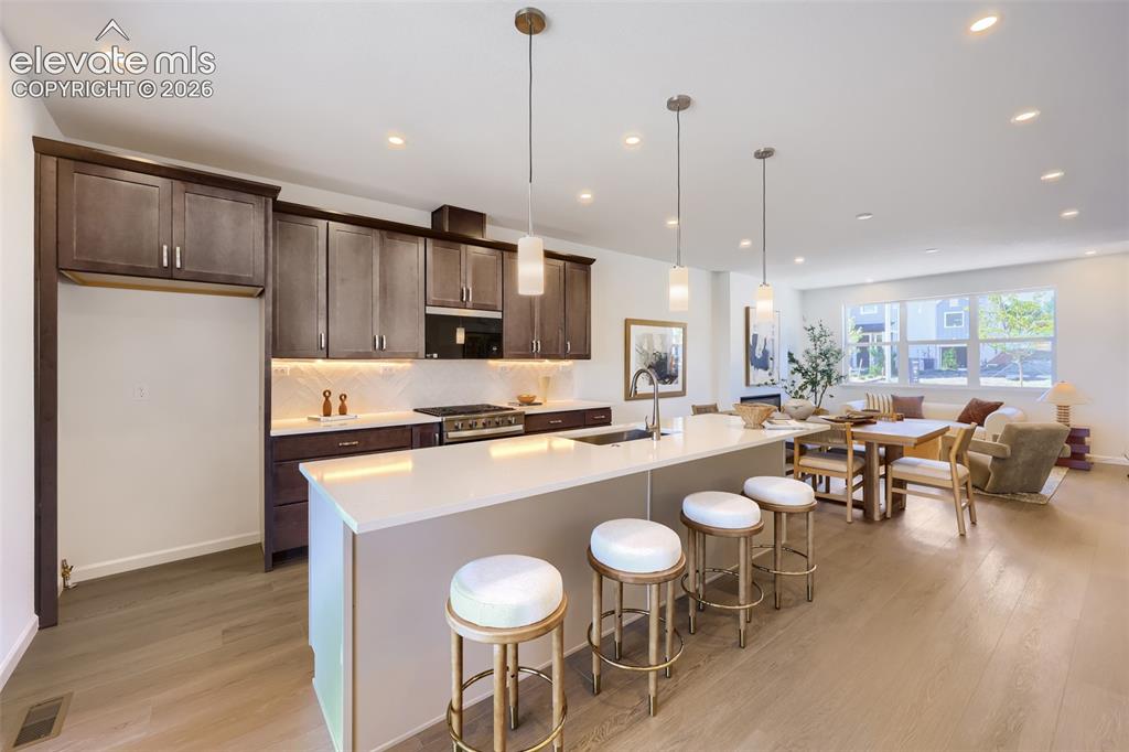 Image 7 of 25: Kitchen