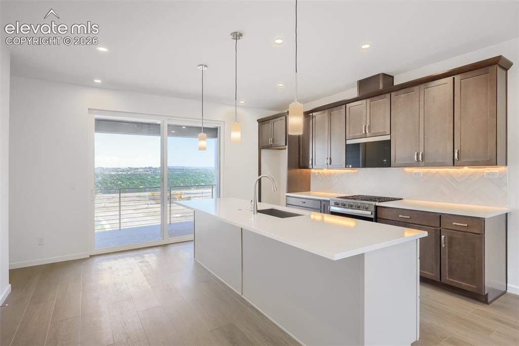 Image 9 of 25: Kitchen