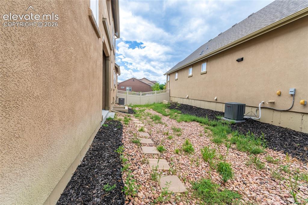 Image 6 of 46: Yard
