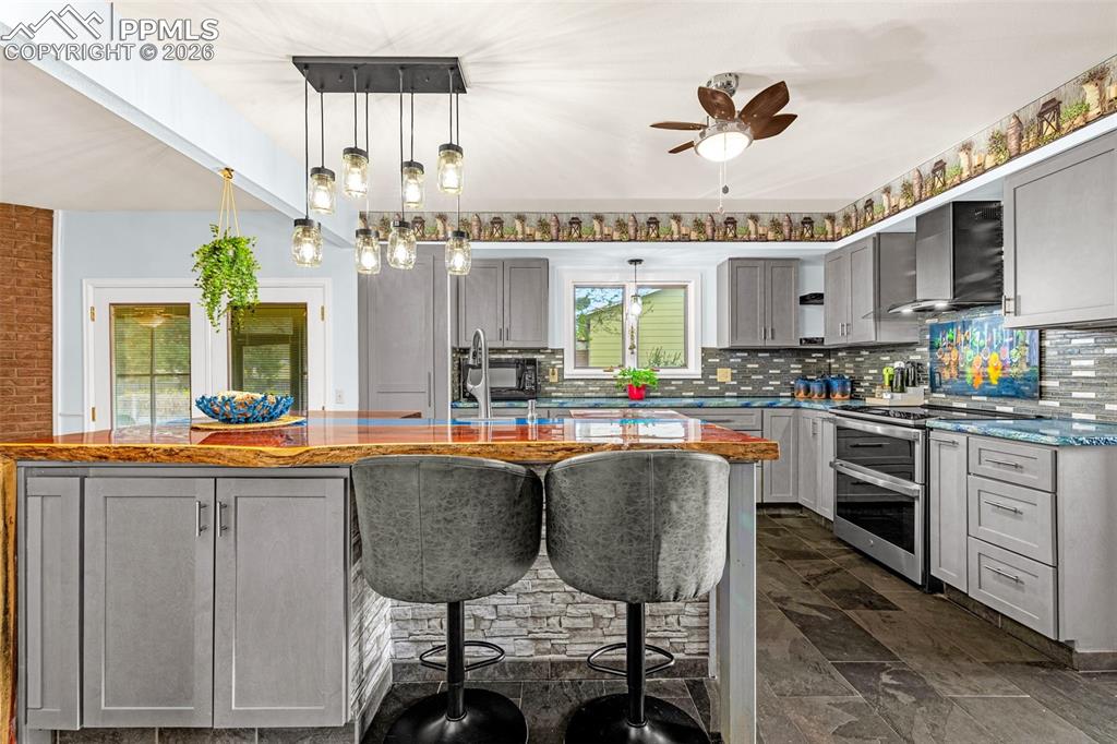 Image 15 of 45: Kitchen