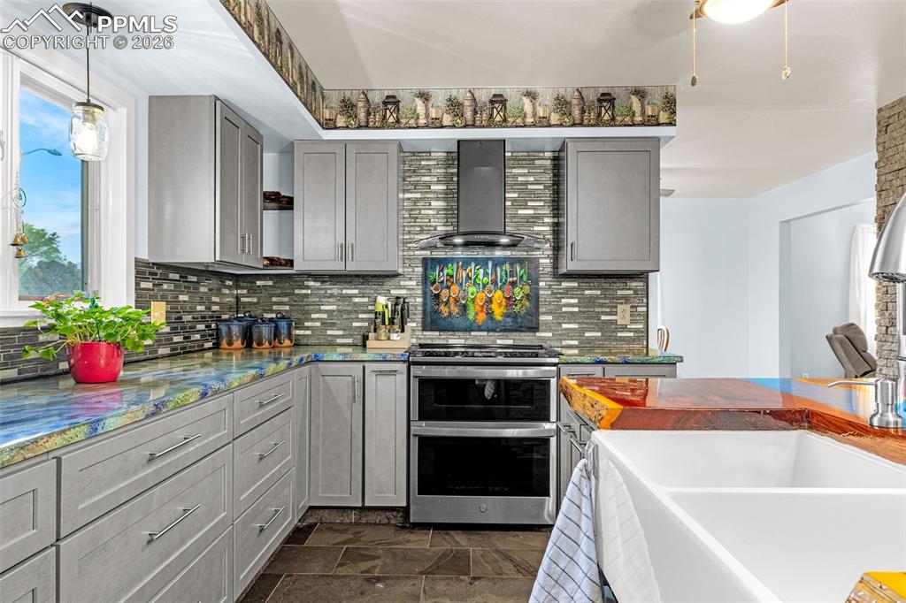 Image 16 of 45: Kitchen