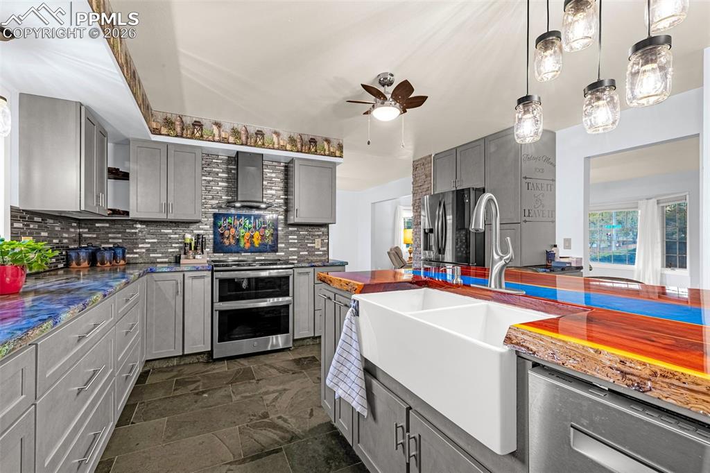 Image 17 of 45: Kitchen