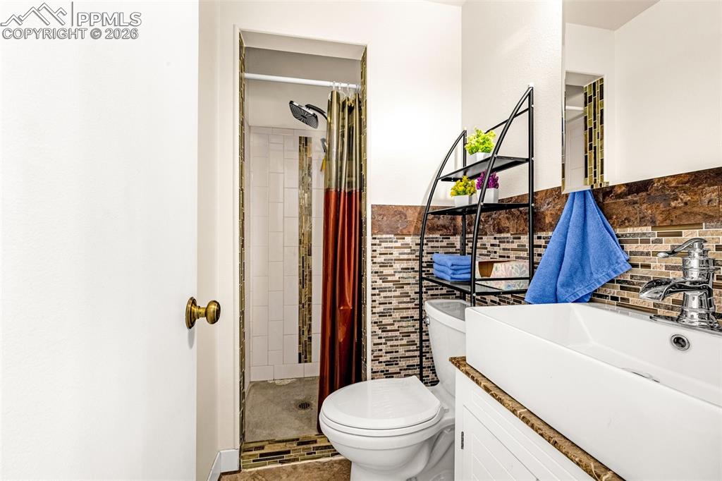 Image 20 of 45: Bathroom