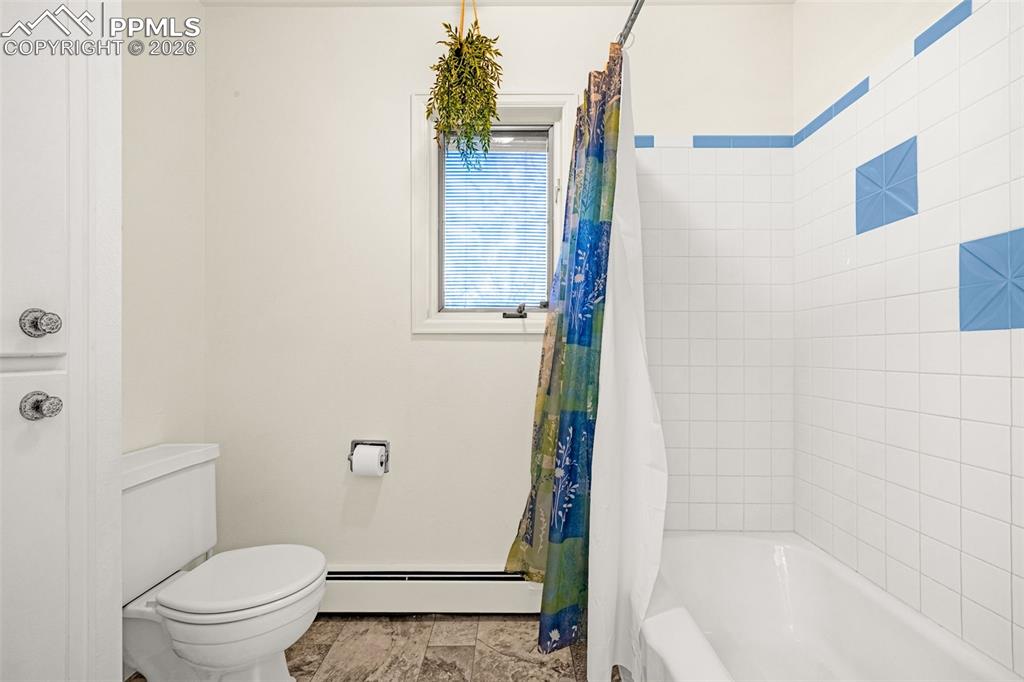 Image 23 of 45: Bathroom