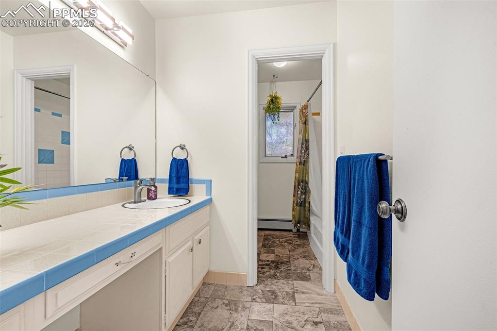 Image 24 of 45: Bathroom