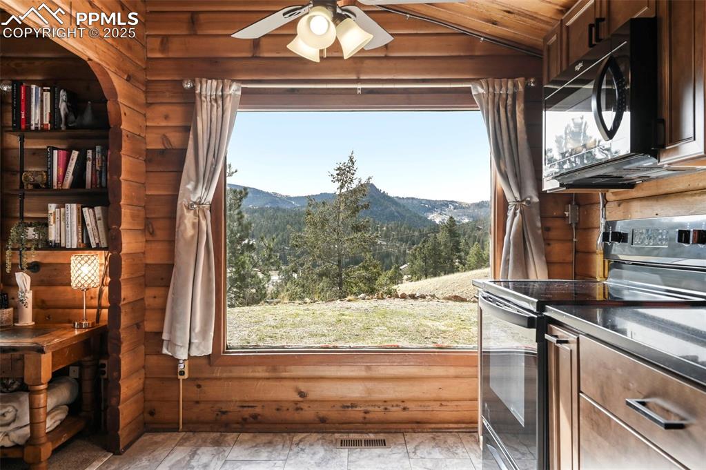 Image 12 of 39: Entry