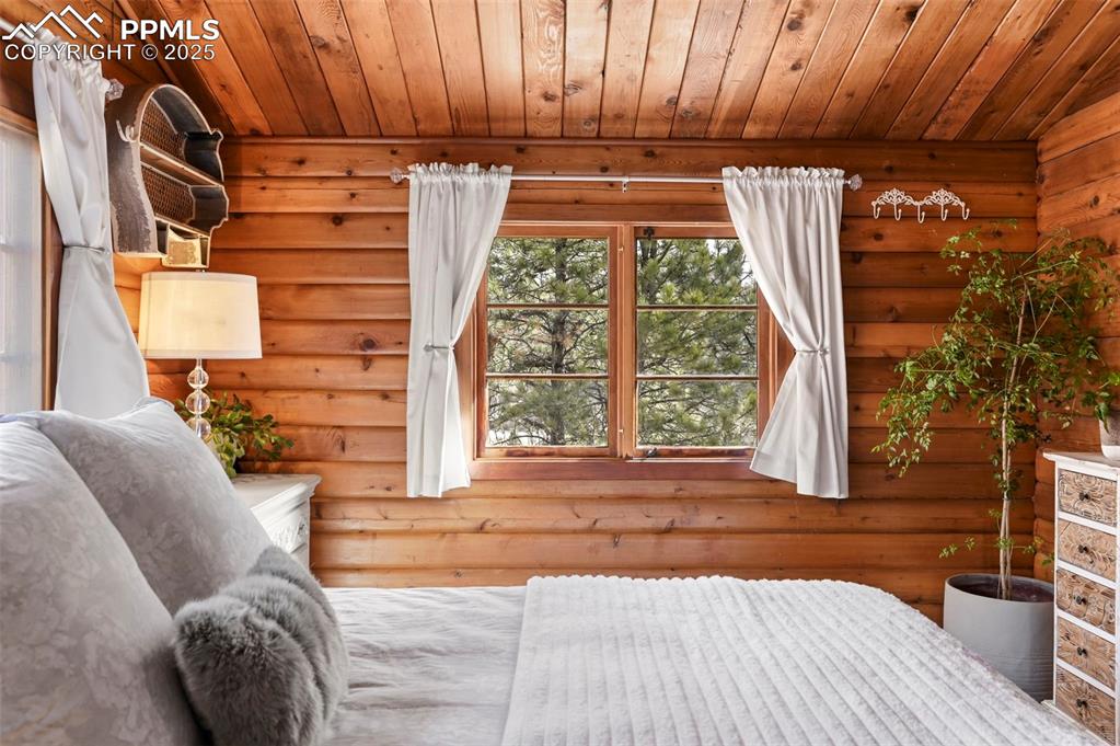 Image 17 of 39: Bedroom