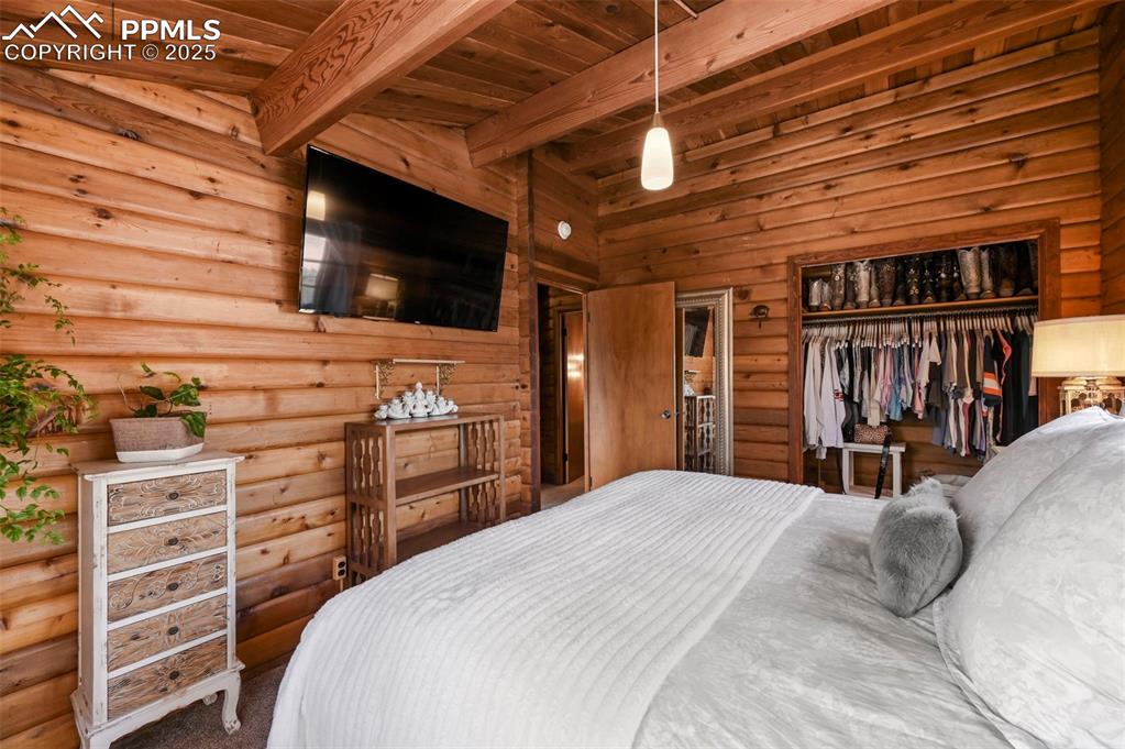 Image 18 of 39: Bedroom