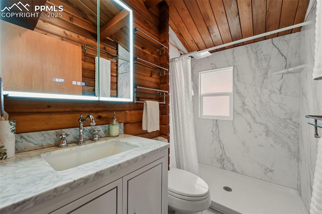 Image 19 of 39: Bathroom