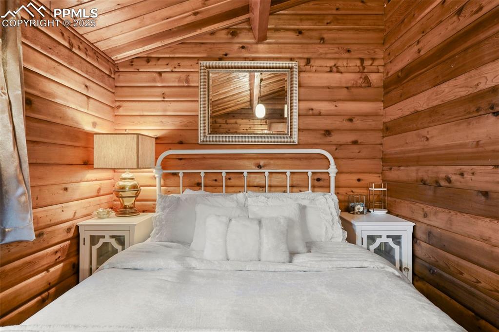 Image 21 of 39: Bedroom