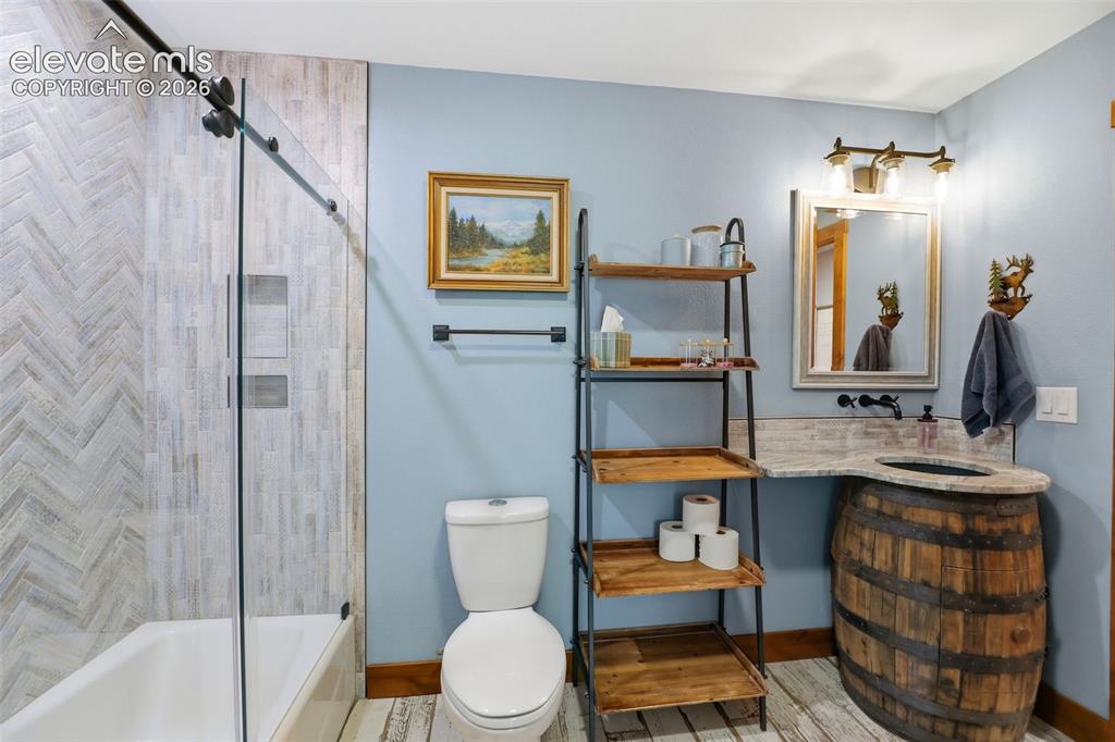 Image 15 of 50: Bathroom