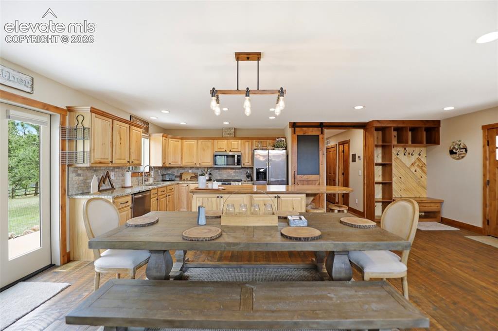 Image 5 of 50: Dining Area