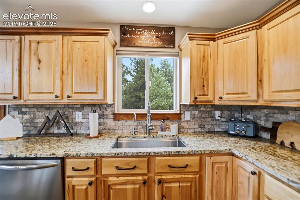 Image 6 of 50: Kitchen