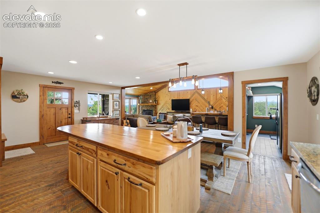 Image 8 of 50: Kitchen