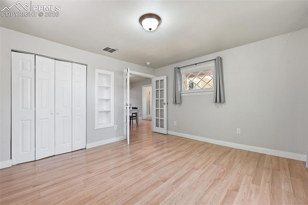 Image 12 of 34: Ample lighting