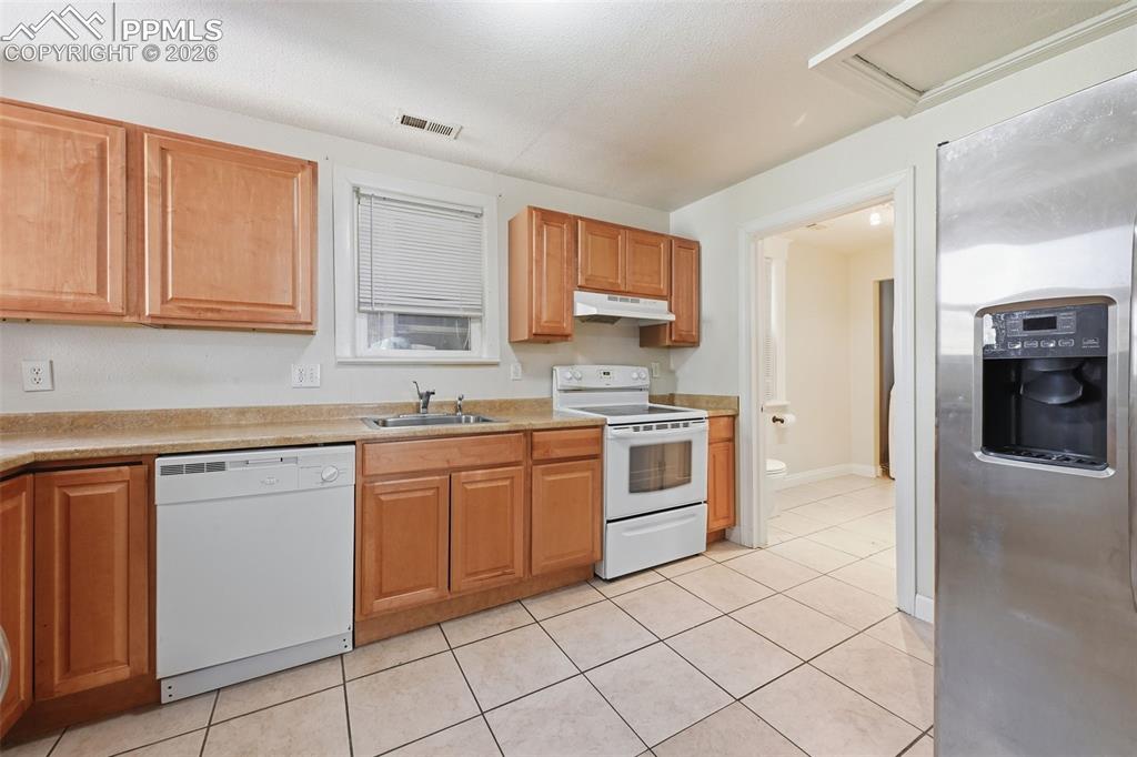 Image 13 of 34: Spacious kitchen