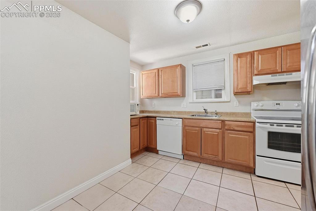 Image 14 of 34: Kitchen