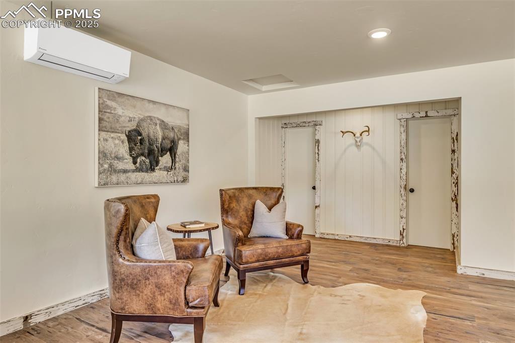 Image 10 of 33: Sitting Room