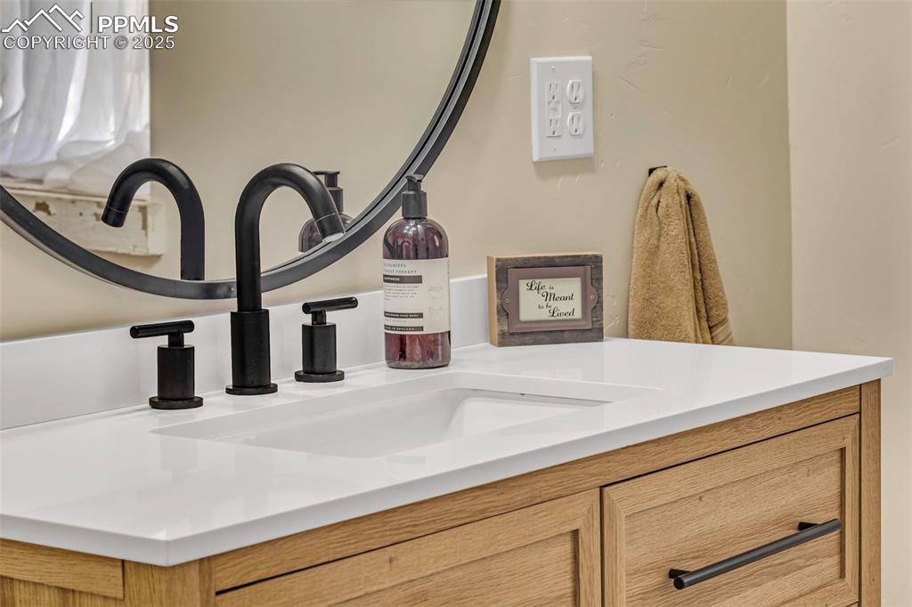 Image 27 of 33: Bathroom