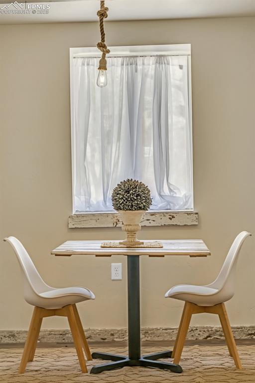 Image 29 of 33: Dining Area