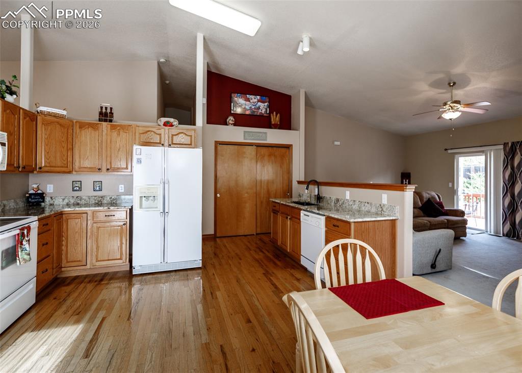 Image 11 of 50: Kitchen