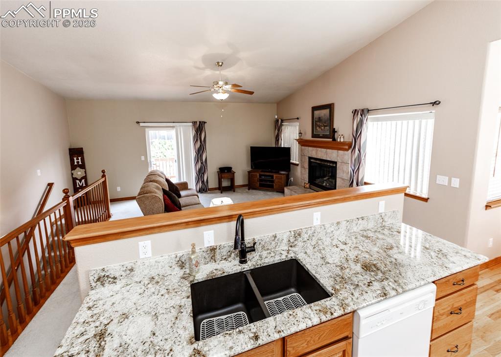 Image 12 of 50: Kitchen