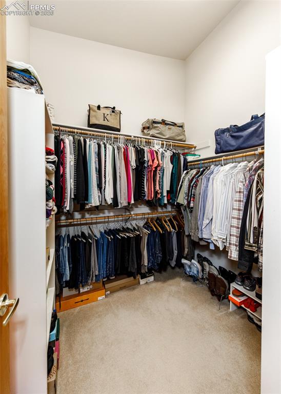 Image 19 of 50: Closet